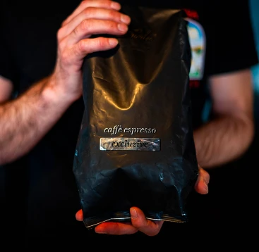 Romantic Excluziv Espressokaffee in schwarzer Verpackung